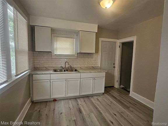 5th image of 13942 Whitcomb St