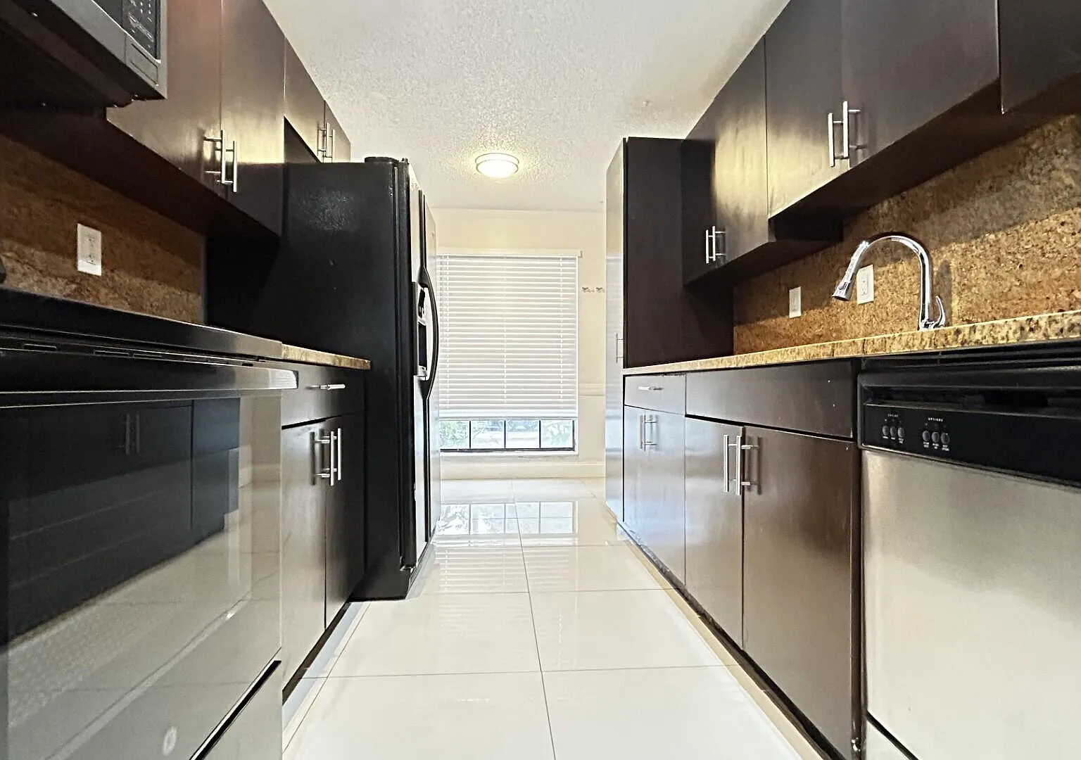 3 bed, 2.0 bath, 1392 sqft, $3,100 — Photo 3