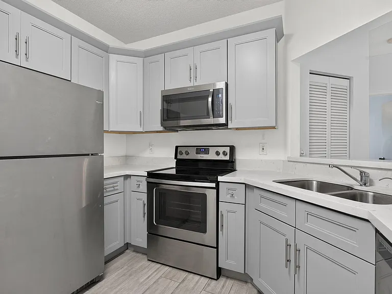 1263 SW 48th Ter — Photo 7