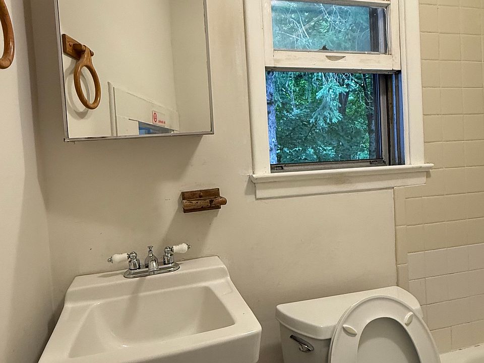 1st image of 7 Bedford Ln #9