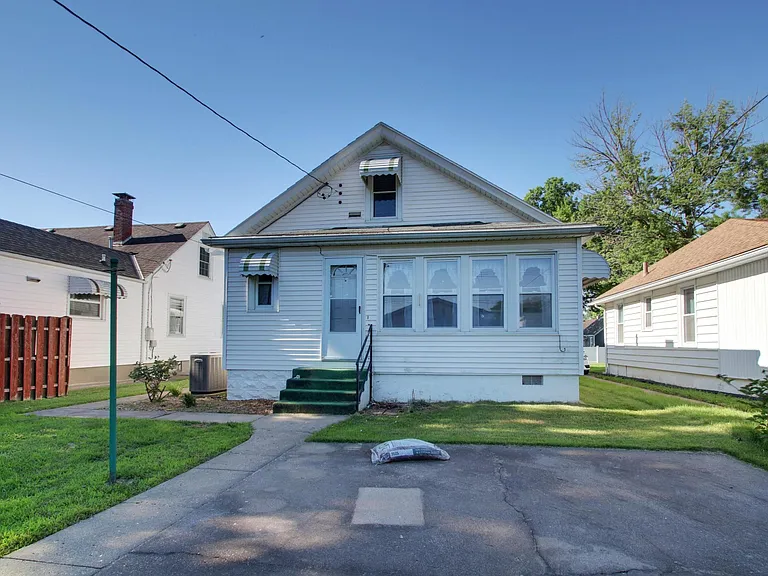 2431 Elm St — Photo 2