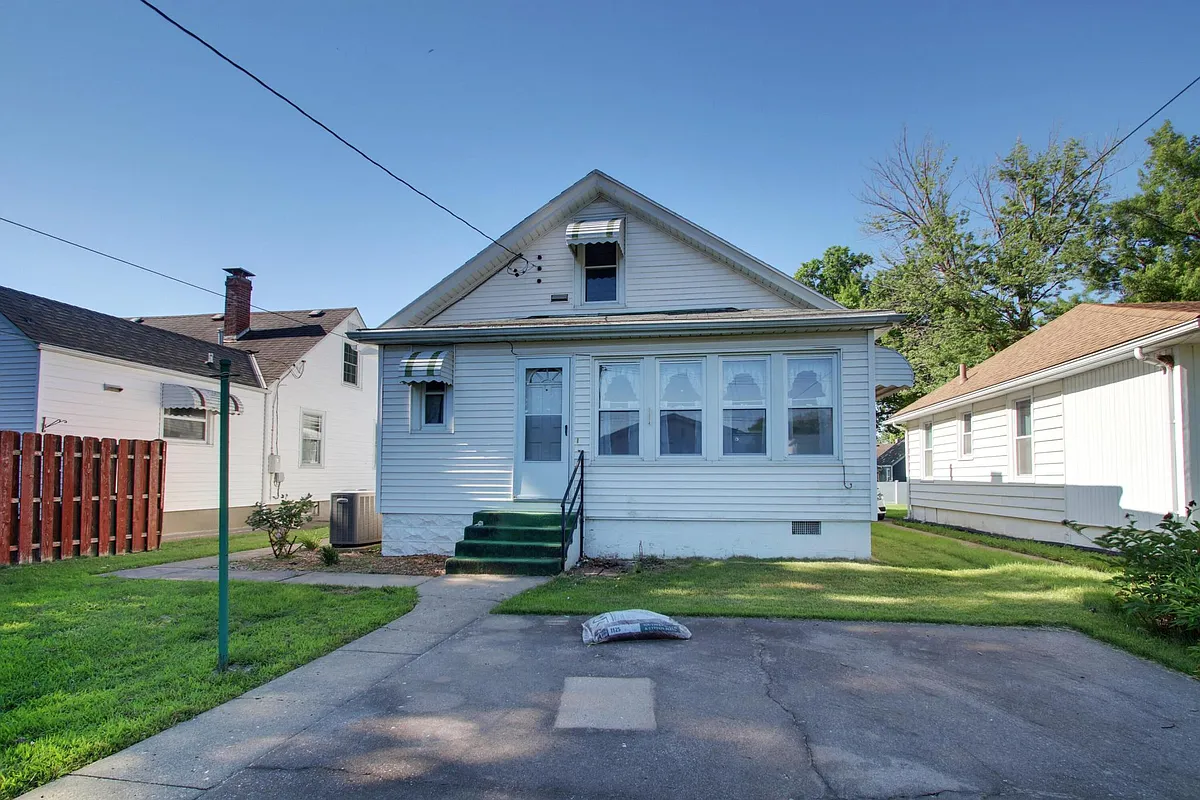 Building Photo - 2431 Elm St
