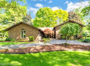 2538 Red Fox Trail Dr, Troy, MI 48098