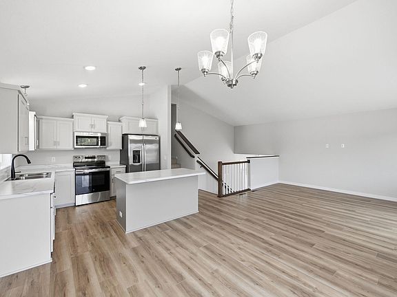 5th image of 415 Bluebird St