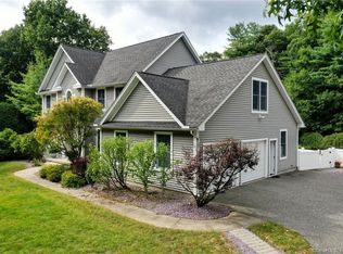 5 Harness Dr, Wilbraham, MA 01095