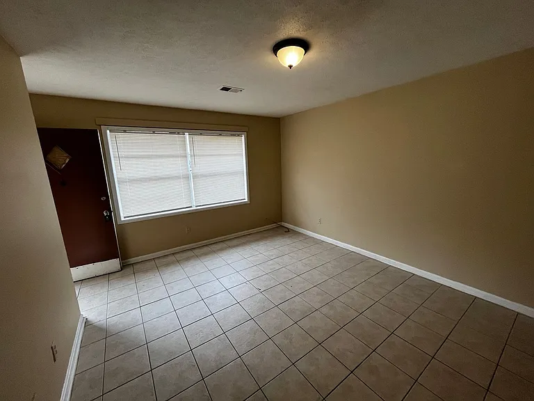 621 Hughes St — Photo 5