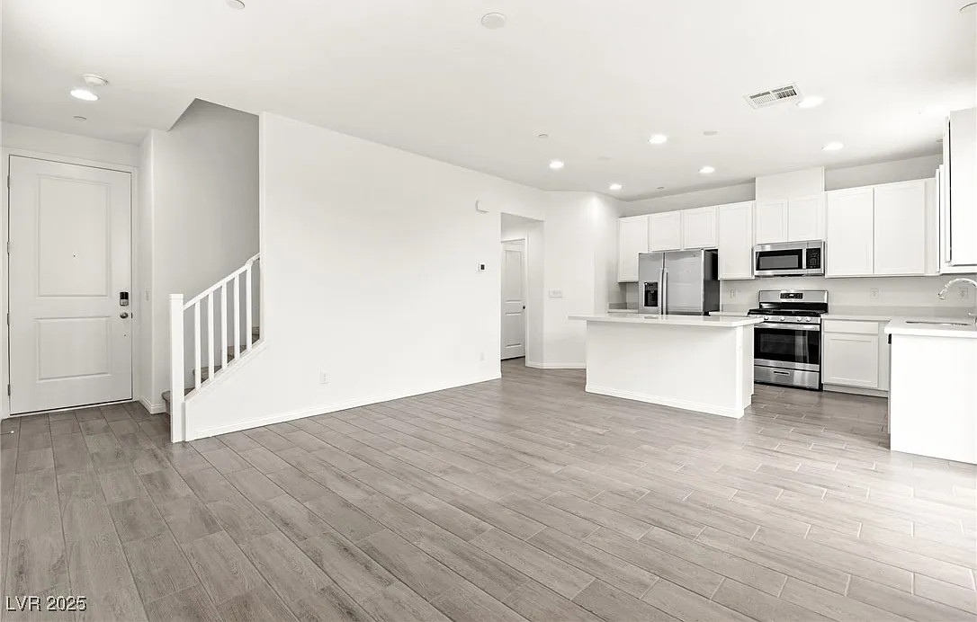 3 bed, 2.5 bath, 1829 sqft, $2,250 — Photo 2