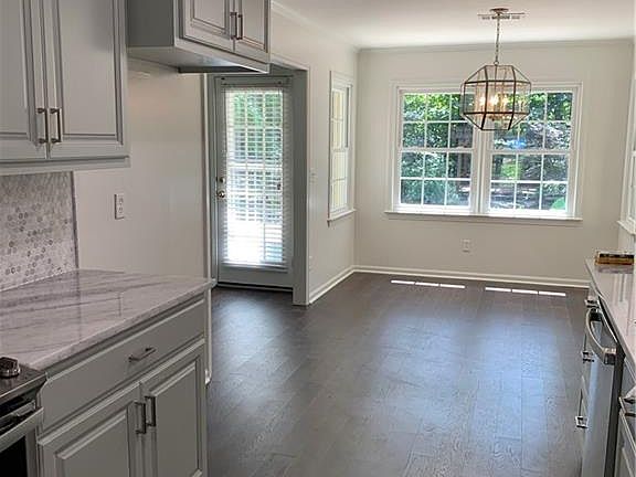 4th image of 221 Woodridge Cir