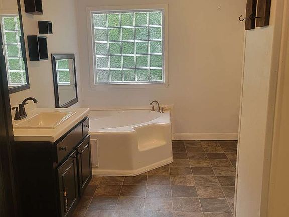 5th image of 300 SW Lottie Ct