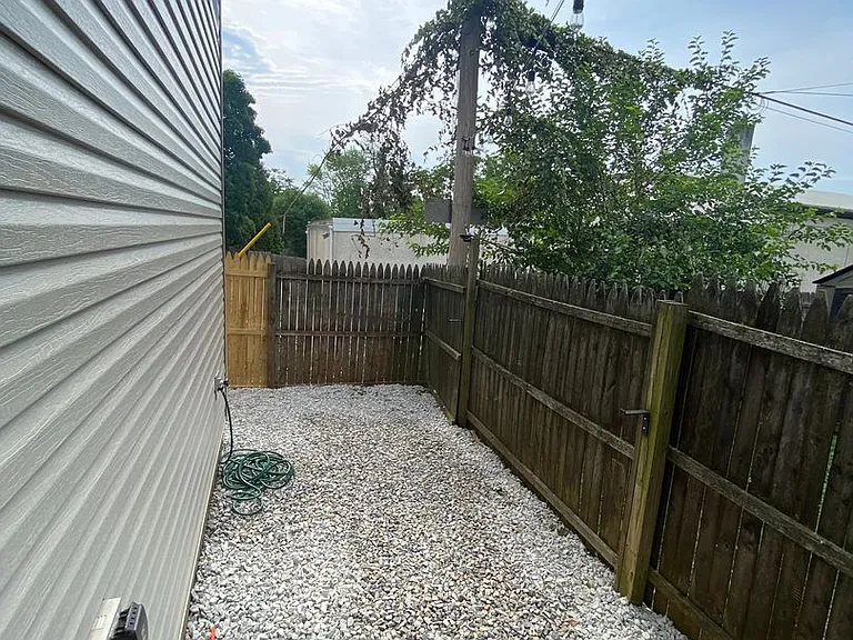 631 N Monroe St — Photo 23