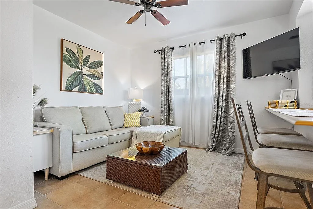 2 bed, 1.0 bath, 950 sqft, $2,500 — Photo 3