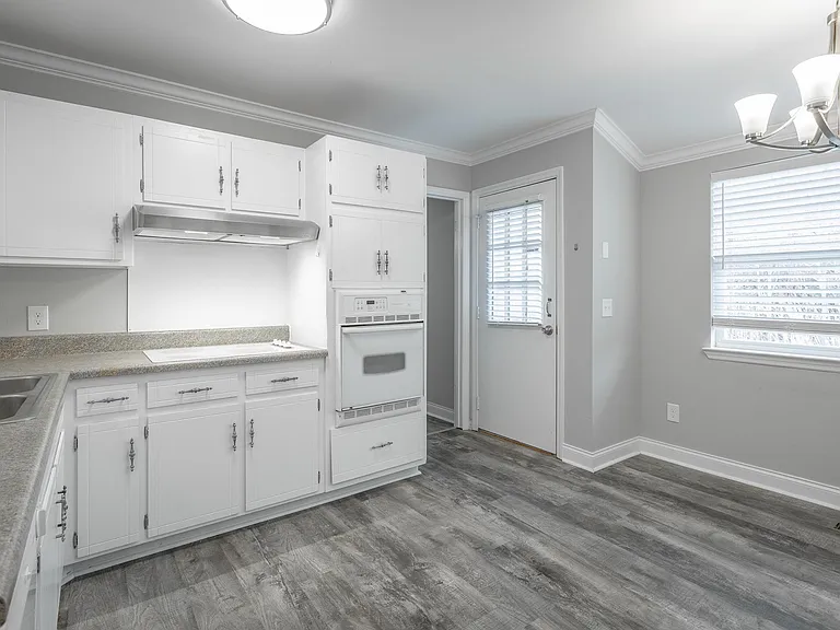8214 Holly Crest Dr — Photo 31
