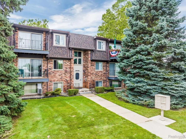 201 Riviera Dr, Saint Clair Shores, MI 48080