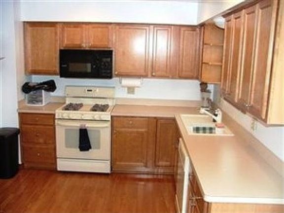 3rd image of 2454 Sherwood Dr