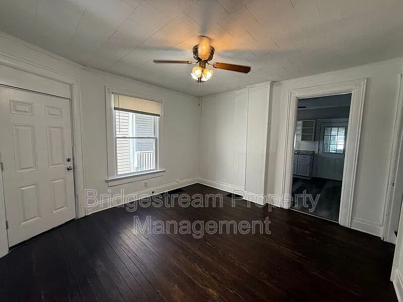 3 bed, 1.0 bath, 1300 sqft, $950 — Photo 2
