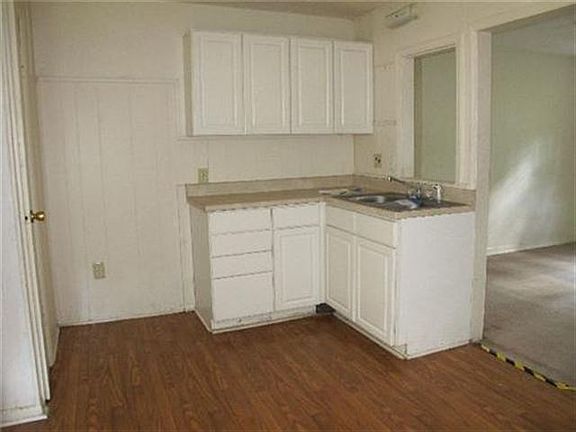 4th image of 5023 Oakland Ave
