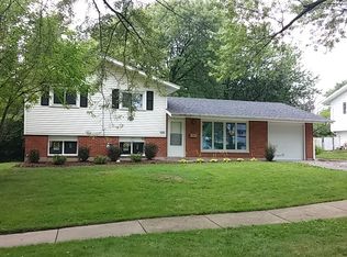 565 Edgemont Ln, Hoffman Estates, IL 60169