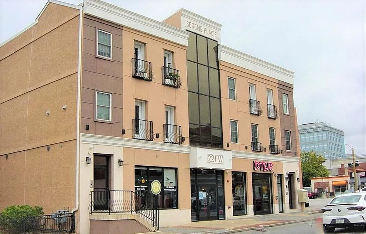 Building Photo - Main St W 221