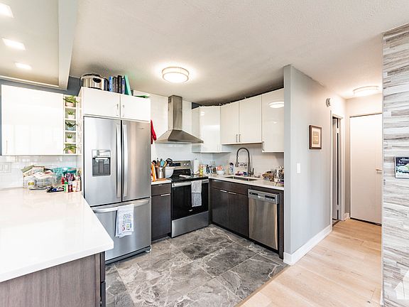 3rd image of 2740 N Pine Grove Ave APT 13E