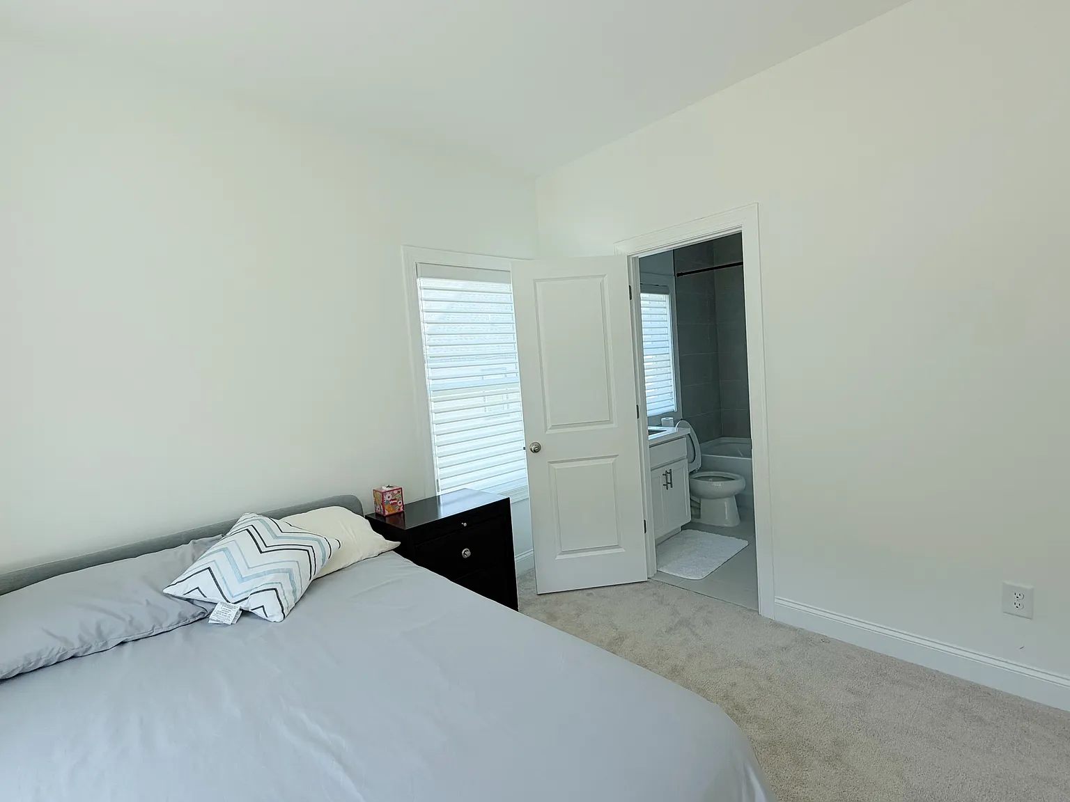 5 bed, 3550 sqft, $900 — Photo 2