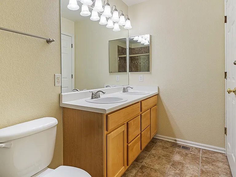 1862 Twin Lakes Cir — Photo 14