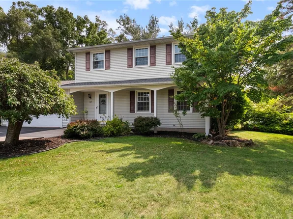 725 Sugarcreek Trl, Webster, NY 14580