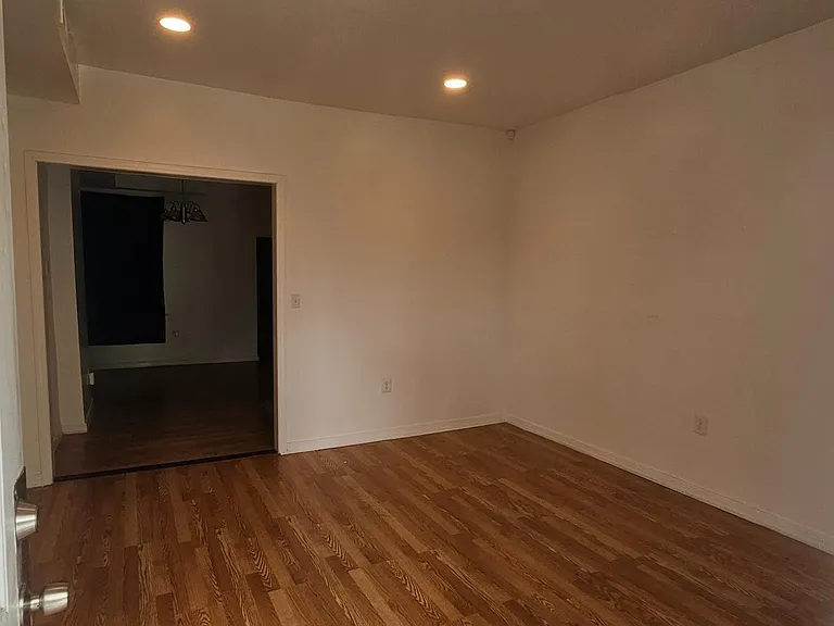2548 Oswego Ave — Photo 2