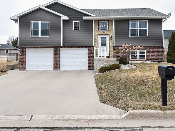 762 Melinda Dr, Peosta, IA 52068