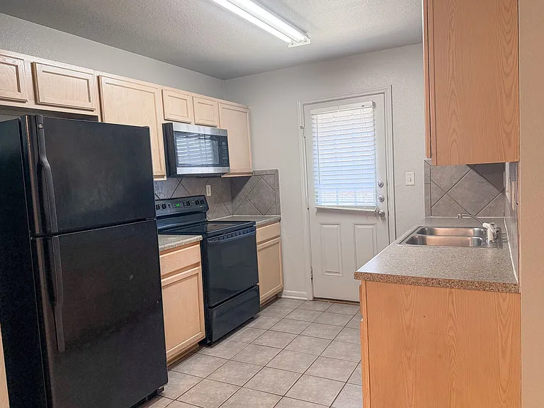 4705 John David Dr — Photo 2
