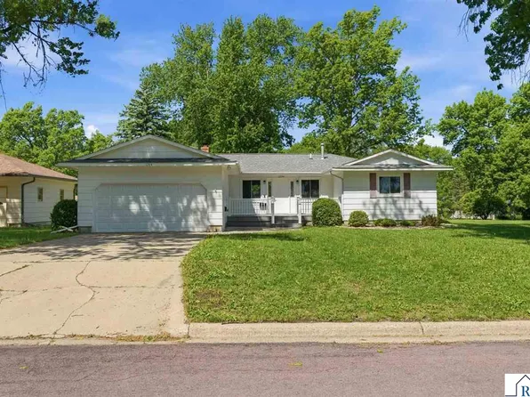 1224 S Ramsey St, Blue Earth, MN 56013