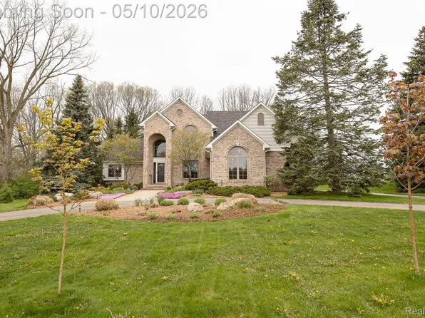 30425 Ridge Ct, New Hudson, MI 48165