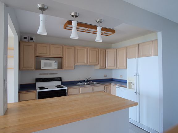 2nd image of 1660 N La Salle St #3005