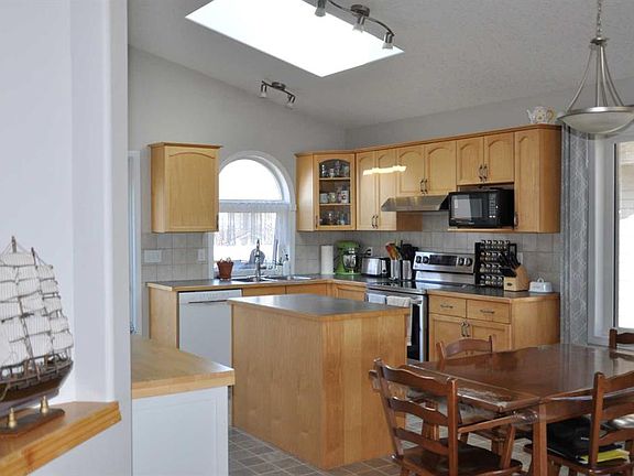 3rd image of 47 S Riverbrook Close W