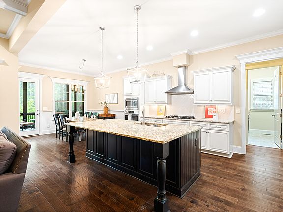 5th image of 1021 Hawk Hollow Ln