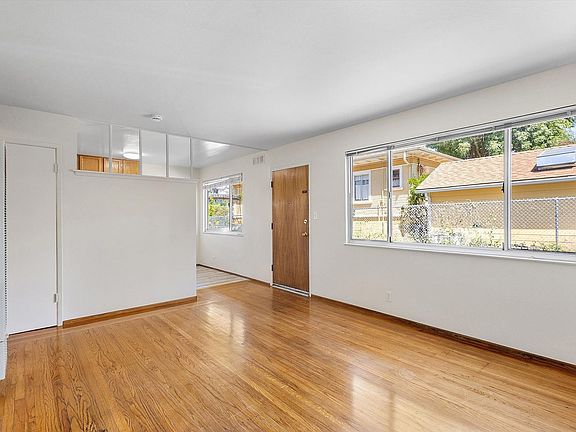 5th image of 2911 Deakin St APT 3