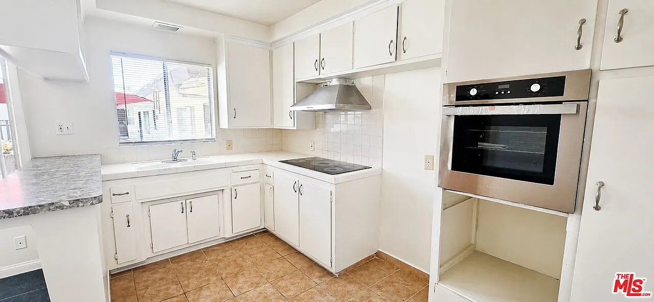 1 bed, 1.0 bath, 10880 sqft, $1,700 — Photo 4