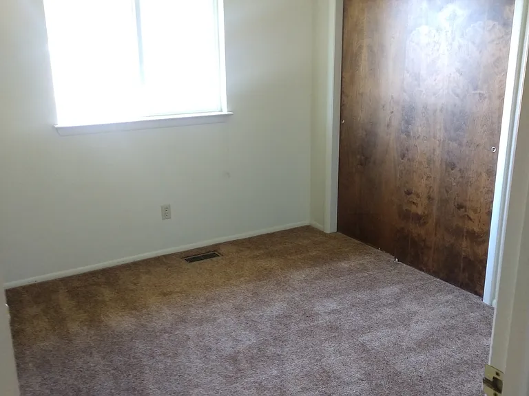 816 NW 2nd St — Photo 5