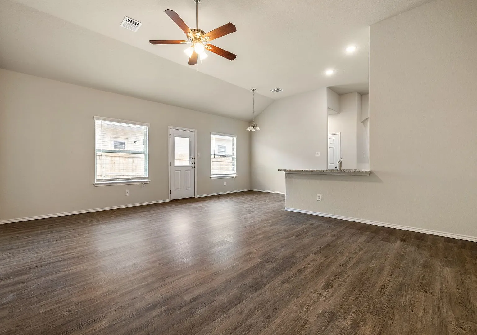 Available Now! Gorgeous 3 Bedroom Duplex Located In Converse, Tx! — Photo 4