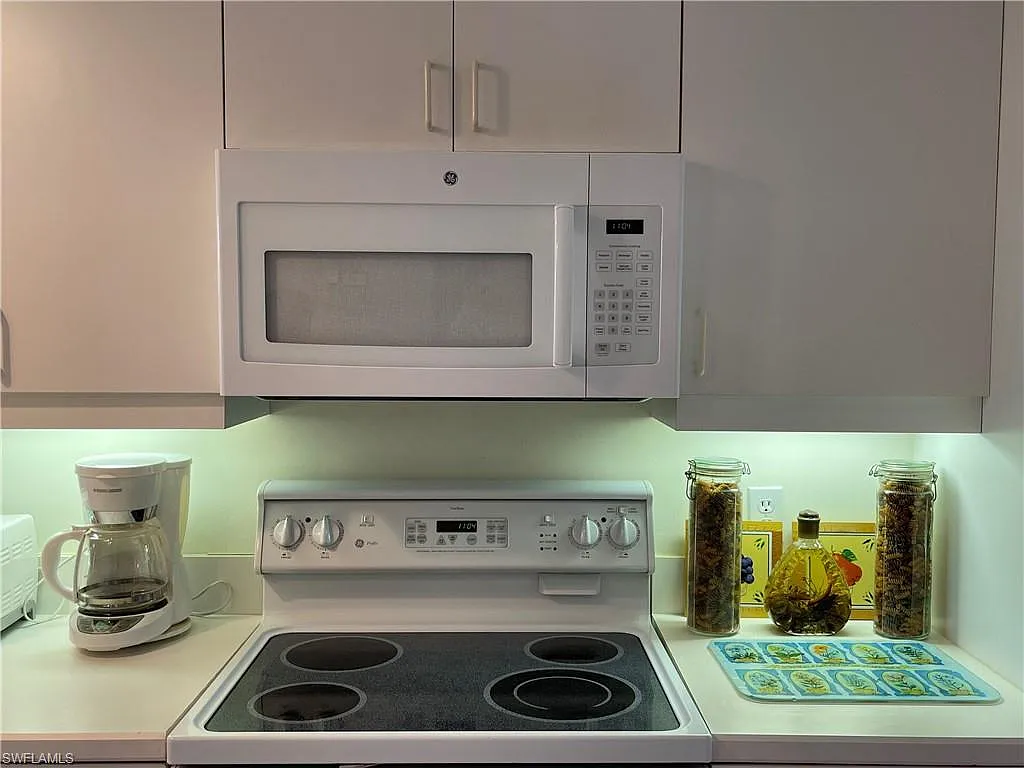 2 bed, 2.0 bath, 1351 sqft, $4,500 — Photo 2
