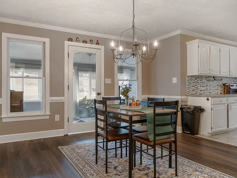 864 Hilton Dr — Photo 4