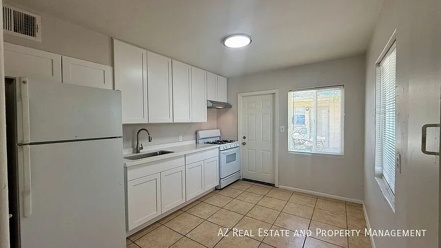 Building Photo - 1405 W Clarendon Ave #1