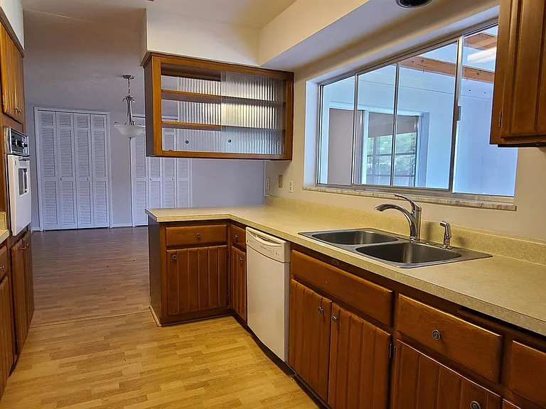1329 Fairfield Dr — Photo 4