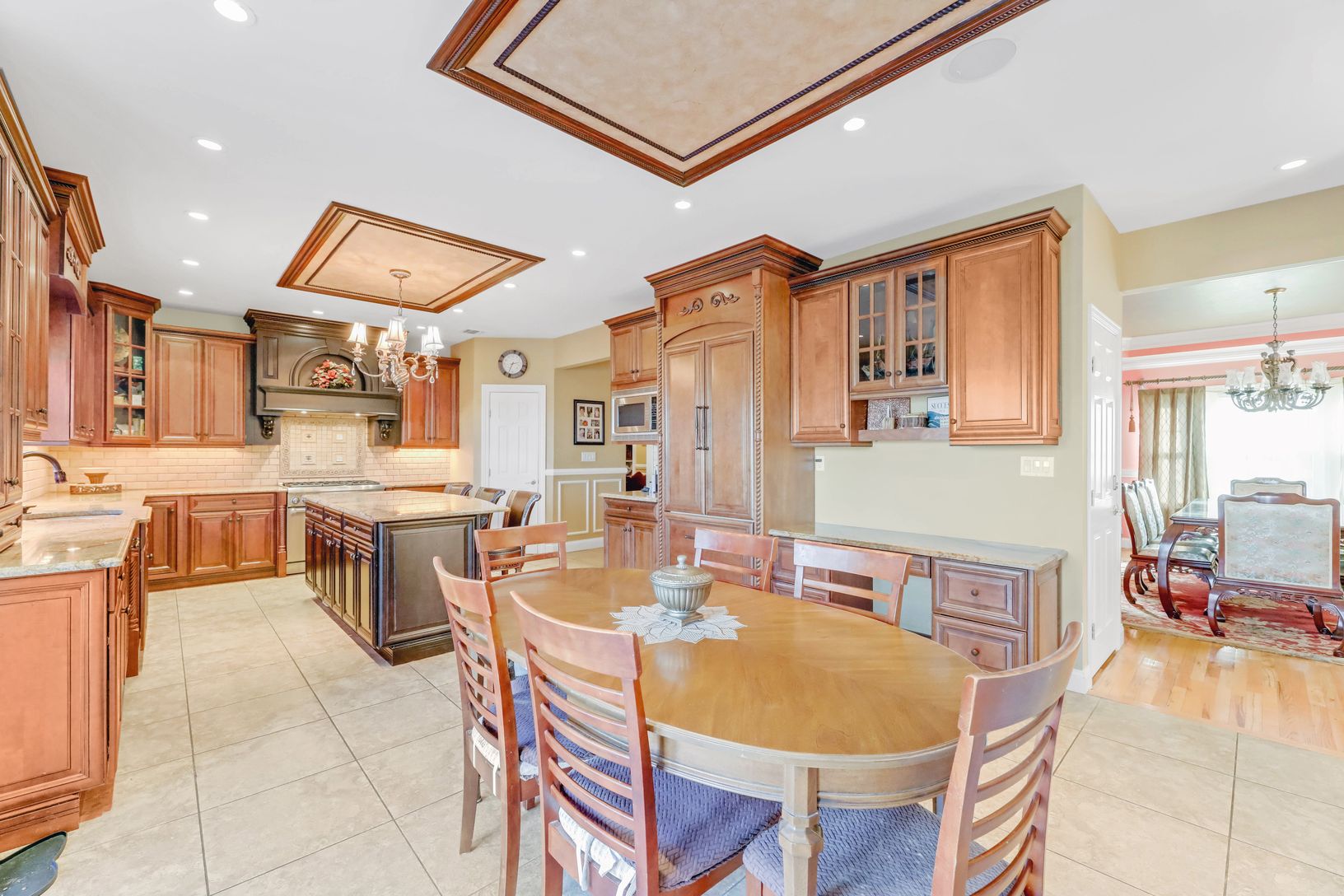  Chef's Kitchen with Island and Breakfast nook