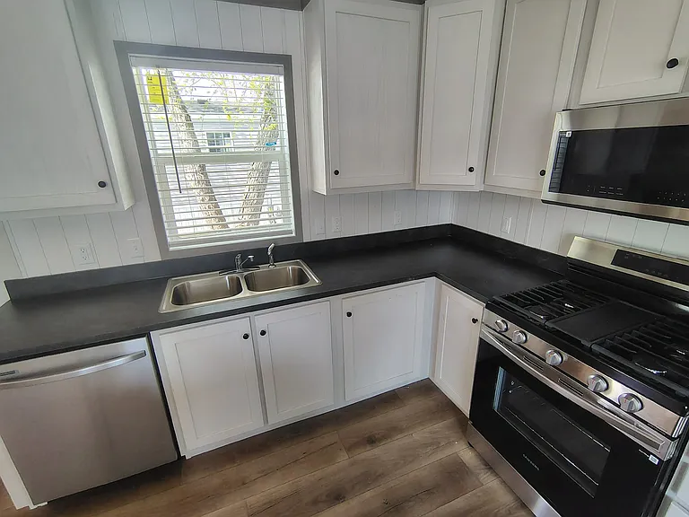 Linden Place — Photo 4