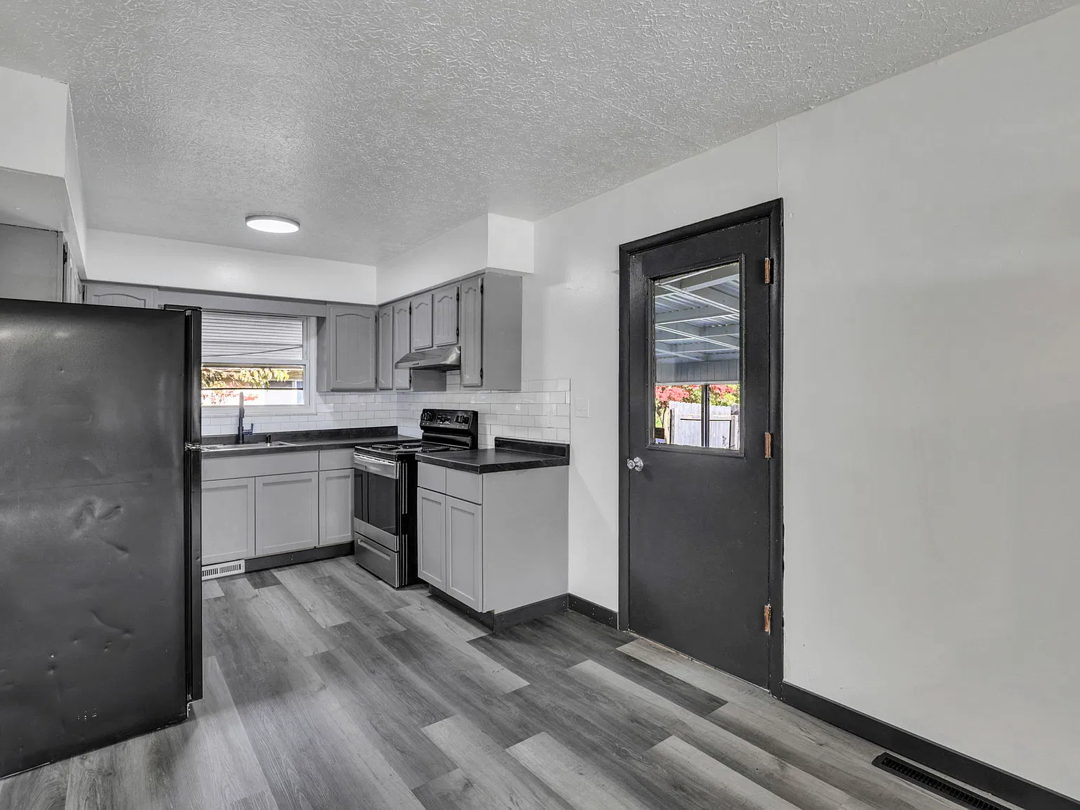3 bed, 1015 sqft, $1,865 — Photo 3