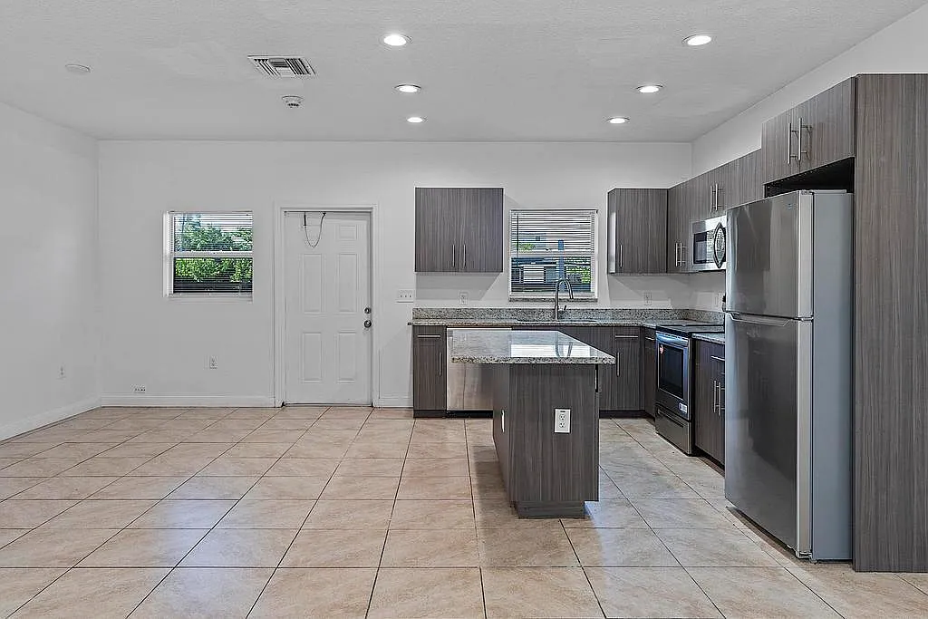 3 bed, 2.0 bath, 1400 sqft, $2,500 — Photo 4