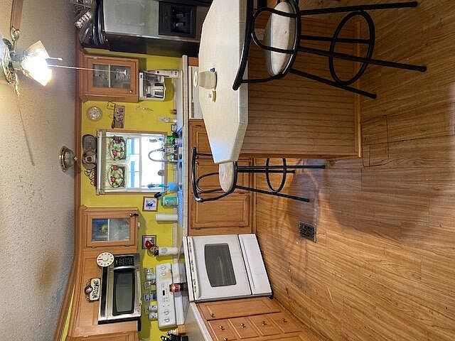 2nd image of 9866 Tremont Ave