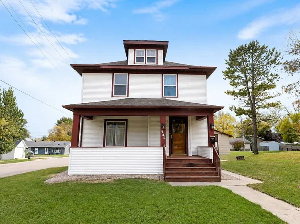 724 3rd St NE, Devils Lake, ND 58301