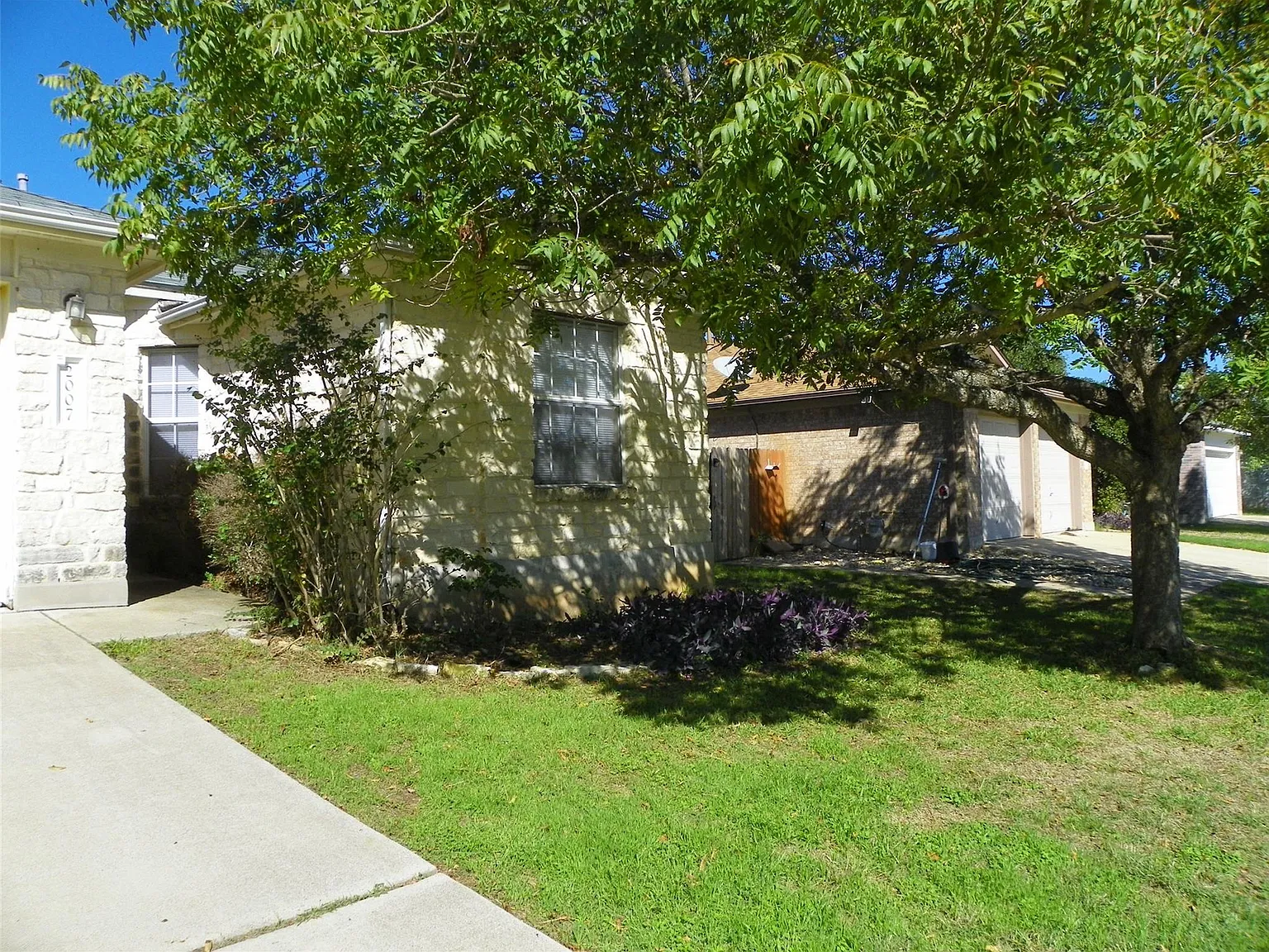 3 bed, 2.0 bath, 1400 sqft, $1,750 — Photo 2