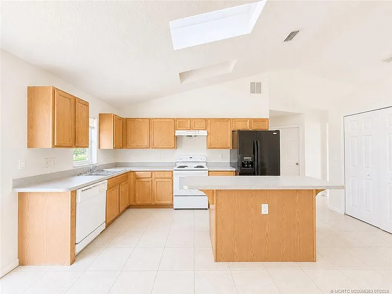 756 SE Lansdowne Ave — Photo 8